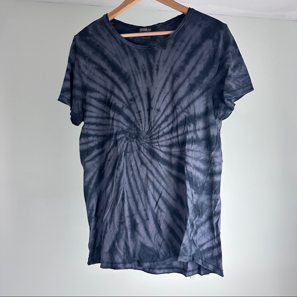 BLACK TIE DYE TEE